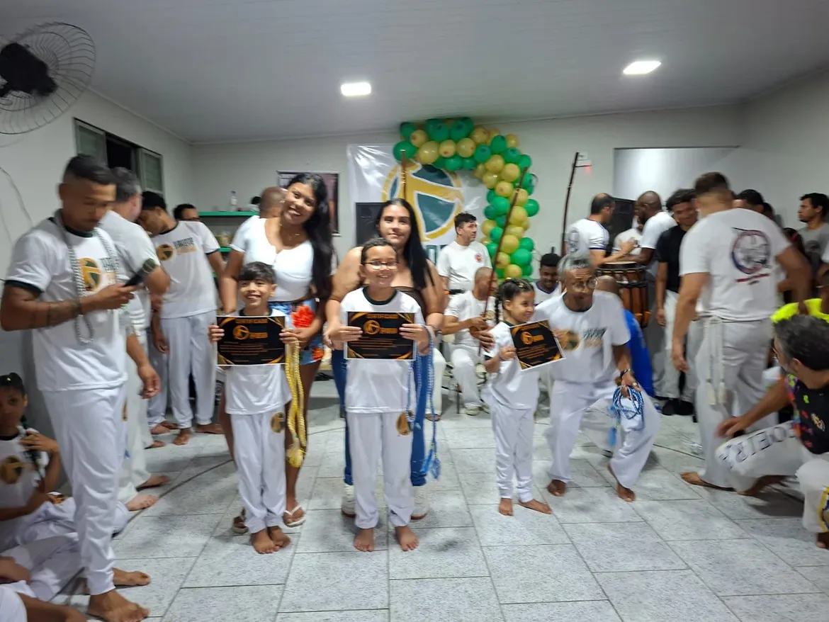 Crianças do grupo com certificados de graduação