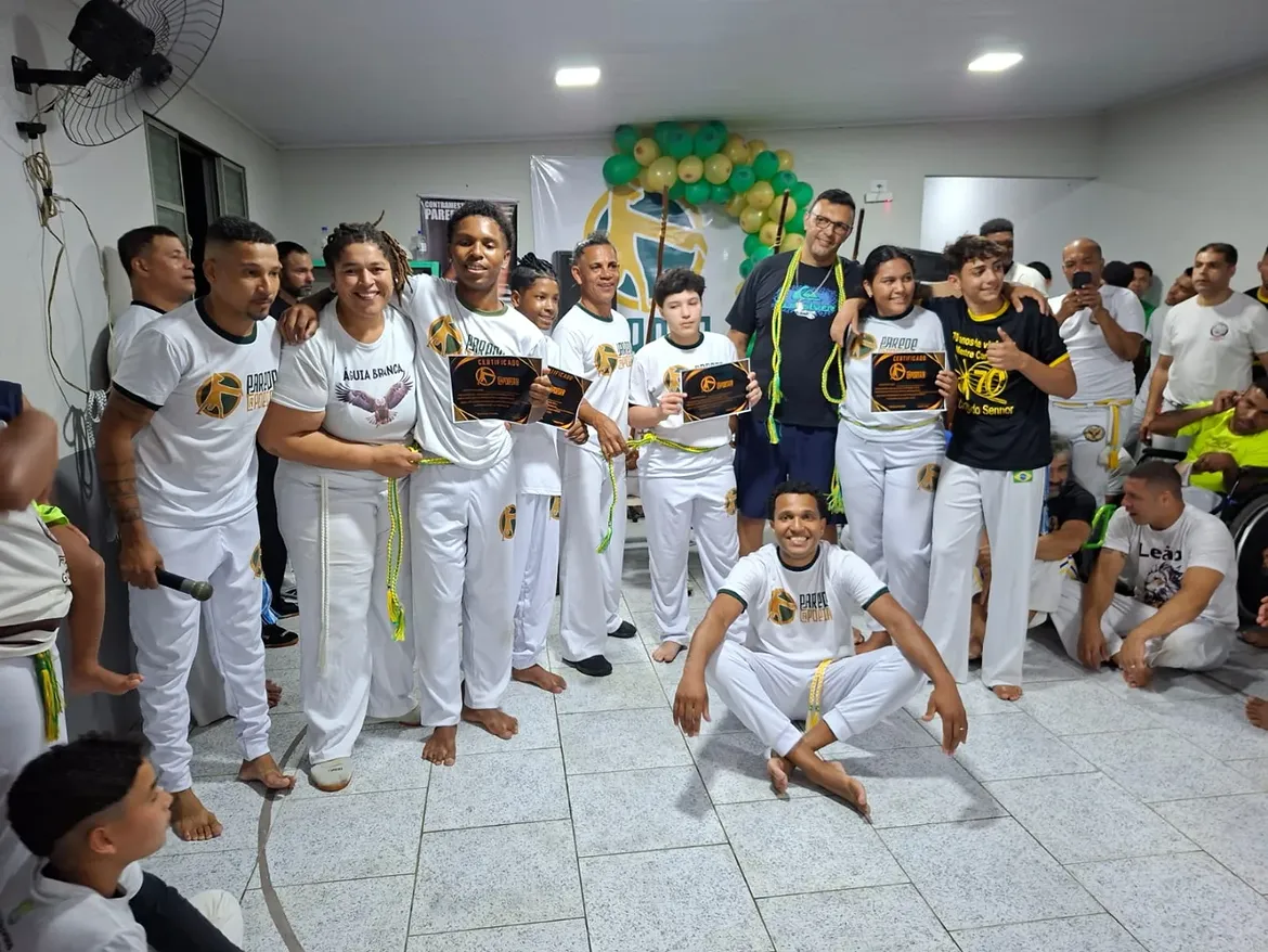 Integrantes do Parede Capoeira com certificados durante o evento de graduação de 2025
