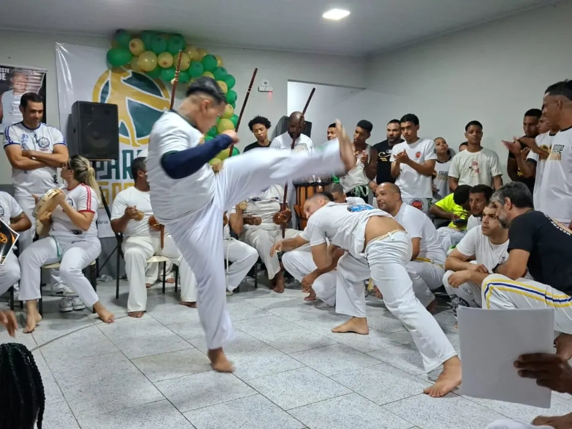 Capoeiristas jogando na roda durante evento do grupo
