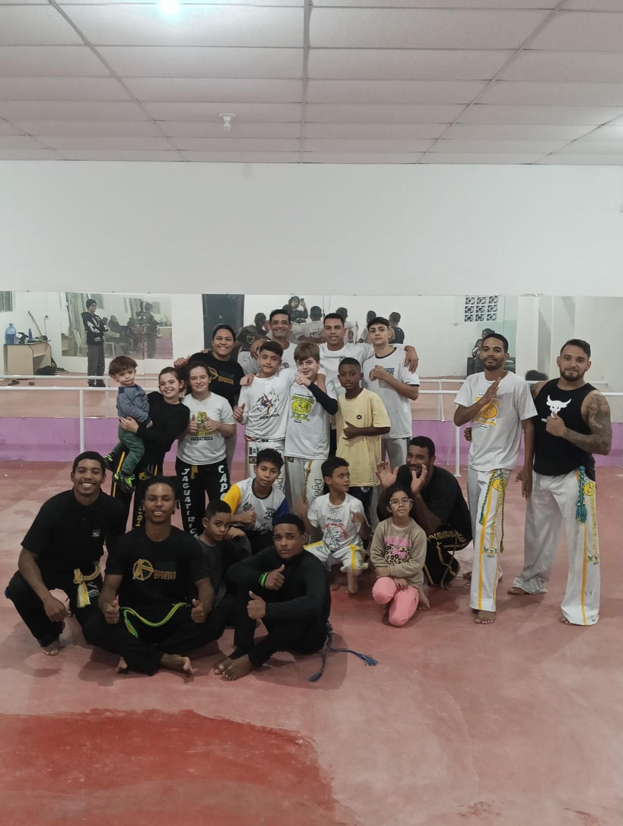 Alunos e professores reunidos ao final de aula no núcleo Campo Bertioga